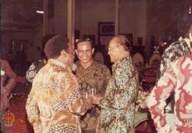 Wagub Prop. DIY Sri Paduka Paku  Alam VIII sedang beramah tamah dengan PM Papua Nugini, Somare da...