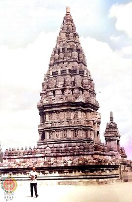 Presiden Suriname berpose di depan candi Prambanan