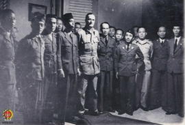 Panglima Besar Jenderal Soedirman berdampingan dengan Perdana Menteri foto bersama sebagai Anggot...