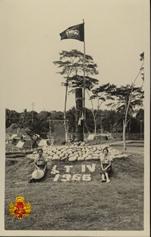 Dua orang anggota Pramuka berpose di depan Bendera LT IV Djakarta 1966.