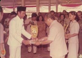 Sekwilda Propinsi DIY Drs. Sumidjan menyerahkan vandel dan hadiah kepada salah seorang juara yang...