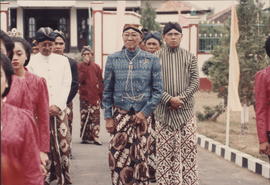 Sri Paku Alam VIII didampingi Bupati Kulonprogo sedang mempersiapkan diri di halaman Kantor Bupat...