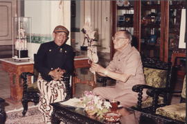 Penjabat Gubernur DIY Sri Paduka Paku Alam VIII sedang memperhatikan sebuah wayang kulit bertokoh...