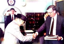 Pejabat Gubernur DIY Sri Paku Alam VIII sedang menyerahkan cindera mata kepada Duta Besar Amerika...