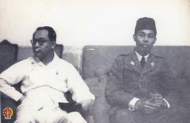 Wakil Presiden RI, Moh. Hatta dan Panglima Besar Jenderal Soedirman duduk berdampingan saat berla...