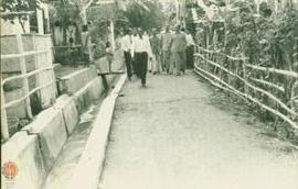 Tim penilai propinsi dan wali kota beserta rombongan meninjau lingkungan di prawirodirjan