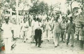 Tim penilai propinsi dan wali kota beserta rombongan meninjau lingkungan di Prawirodirjan