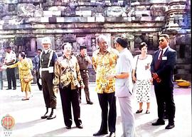 Presiden Suriname sedang memperhatikan penjelasan tentang candi Prambanan