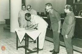 Sri Paduka Paku  Alam VIII menandatangani keputusan disaksikan Ketua / Wakil Ketua R. Mukardijo, ...