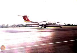 Pesawat terbang “Pelita Air” sedang mendarat membawa penumpang Presiden Suriname beserta Istri da...