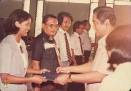 Kepala Kantor Diklat menyerahkan sertifikat.