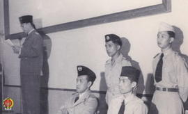 Presiden RI, Ir. Soekarno sedang berpidato, tampak Sri Sultan Hamengku Buwono IX dan Panglima Bes...