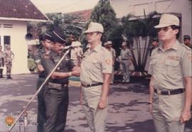 Kepala Dekorim KOREM 072 Pamungkas menyematkan tanda penghargaan kepada salah satu anggota Hansip...