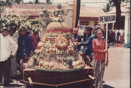 Gunungan dari Kecamatan Pengasih  yang ditampilkan pada Upacara Hari Jadi Kabupaten Kulonprogo.