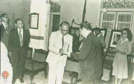 Tukar menukar cinderamata. Tampak tamu dari Muangthai memberikan kenang-kenangan kepada Sri Paduk...