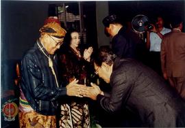 Kepala Kantor Sospol Kotamadya Yogyakarta Drs Seno sedang berjabat tangan dengan Gubernur DIY Pak...
