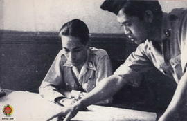 Panglima Besar Jenderal Soedirman sedang memperhatikan masukan dari salah satu  anggota TRI menge...