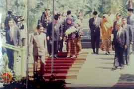 Presiden Soeharto didampingi Ibu Tien Soeharto dan Mendiknas Wardiman Djojonegoro memasuki tempat...
