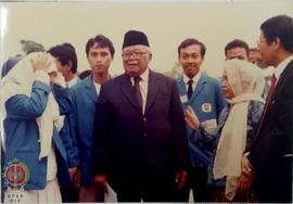 KH. AR. Fahruddin beserta Ibu disambut mahasiswa dan praktisi saat menghadiri peringatan Setengah...