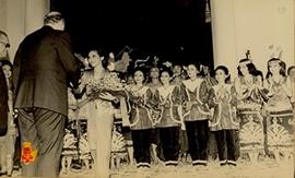 Wakil Presiden Republik Iraq didampingi Wakil Presiden Republik Indonesia disambut para penari.