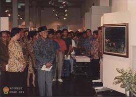Penjabat Gubernur DIY Sri Paduka Paku Alam VIII sedang melihat foto yang dipamerkan setelah meres...