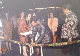 Pengguntingan pita oleh Walikota R. Widagdo tanda dibukanya pameran tampak Pramonohadi mendamping...