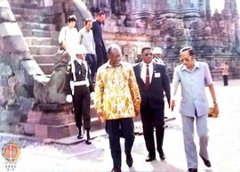 Presiden Suriname sedang mengamati area candi dan didampingi pejabat pemerintah