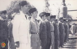 Pasukan upacara di bawah Komando Panglima Besar Jenderal Soedirman sedang bersikap sempurna mempe...