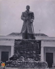 Letkol. Suharto sedang menaburkan bunga di atas pusara Panglima Besar Jenderal Soedirman pada upa...