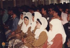 Para tamu undangan sedang serius mengikuti acara pertemuan.