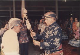 KGPAA Paku Alam VIII akan menyerahkan salah satu wayang kulit kepada Ki Dalang Timbul Hadi Prayit...
