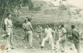 Team penilai propinsi DIY bersama Setwilda Dati II Kulonprogo (Drs Arifin ilyas) meninjau ke lokasi