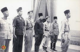 Panglima Besar Jenderal Soedirman sebagai Komandan sewaktu menghadap Presiden RI, Ir. Soekarno.