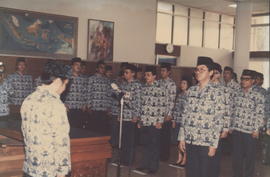 Sekwilda Propinsi DIY Drs. Suprastowo beserta semua peserta sedang melaksanakan upacara Pelantika...