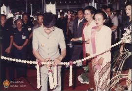 Penjabat Gubernur DIY Sri Paduka Paku Alam VIII sedang menggunting pita tanda Peresmian Pembangun...