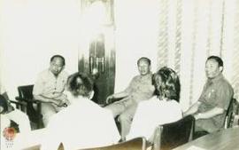 Sekwilda Drs. Sumijan (berkacamata) didampingi Kepala Biro Umum Drs. S. Winotonegoro saat menerim...