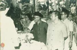 Tim penilai propinsi meninjau stand PKK di Desa Trirenggo