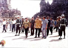 Presiden Suriname sedang menerima penjelasan tentang candi Prambanan oleh Ka Kanwil Pariwisata di...