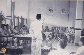 Presiden RI, Ir. Soekarno sedang memimpin Konggres RIS ke - 2, tampak Panglima Besar Jenderal Soe...
