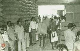 Para anggota Komisi IV DPRD DIY meninjau sirkulasi/ pendistribusian beras.