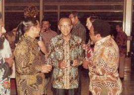 Wagub Prop. DIY Sri Paduka Paku  Alam VIII sedang beramah tamah dengan PM Papua Nugini, Somare da...