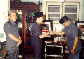 Pejabat Gubernur DIY Sri Paduka Paku Alam VIII sedang berjabat tangan setelah memberikan cendera ...