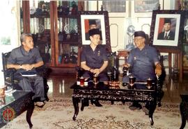Penjabat Gubernur DIY Sri Paduka Paku Alam VIII sedang menyampaikan informasi kepada tamu DPRD Su...