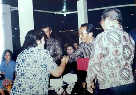 Kepala Biro Perekonomian Dra. Dyatminatun berjabat tangan memberikan ucapan selamat kepada salah ...