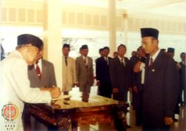 Wakil Gubernur DIY Paku Alam VIII sedang menandatangani Berita Acara Serah terima Jabatan Kepala ...
