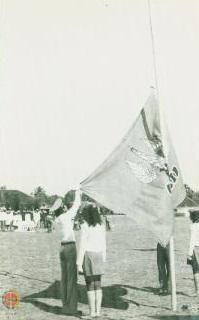 Pengibaran bendera “Pekan Kesegaran Karyawan”  tanda dimulainya kegiatan.