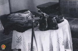 Serah terima pakaian lengkap, tongkat dan sepatu Panglima Besar Jenderal Soedirman, di museum Kot...