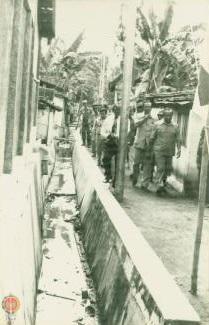 Tim penilai dan walikota beserta rombongan meninjau daerah pemukiman di RK Prawirodirjan