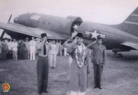 Presiden RI  Ir. Soekarno didampingi Panglima Besar Jenderal Soedirman memberi balasan penghormat...
