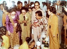 Tampak Ibu Tien Soeharto (baju ungu) menyaksikan  Ibu –ibu yang sedang membuat kerajinan patung kayu